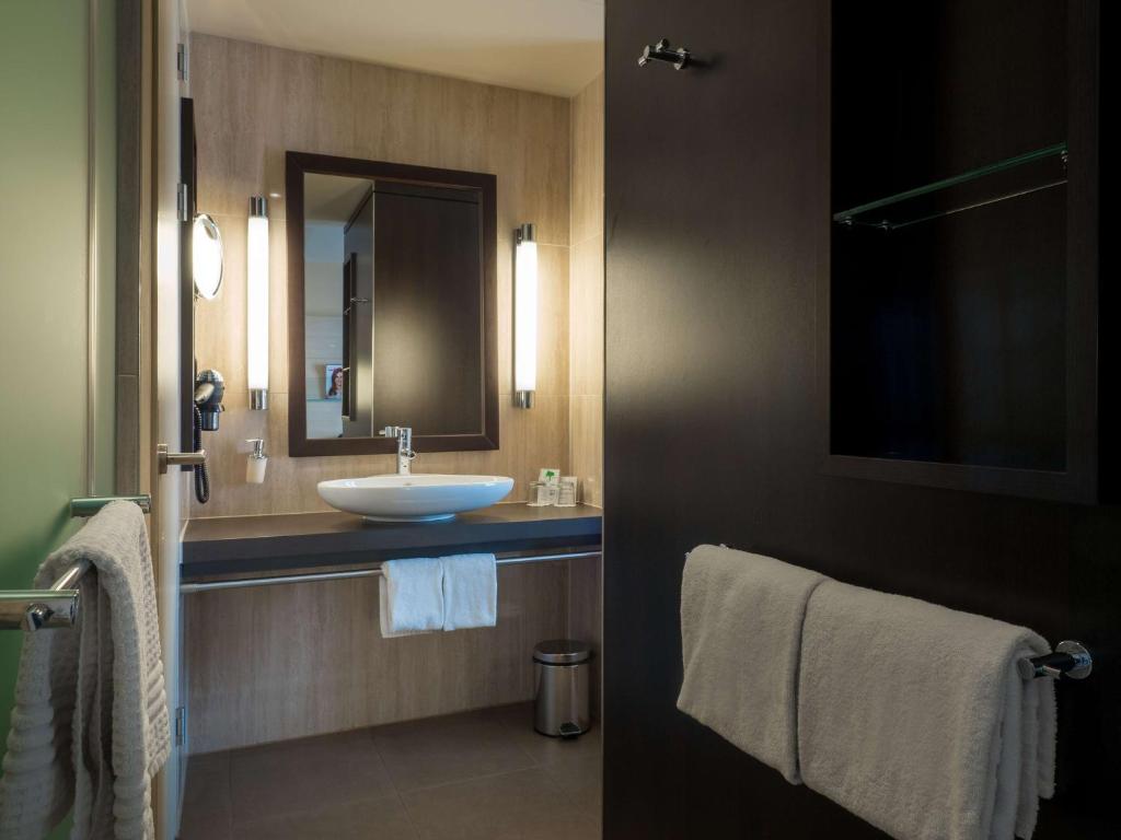 A bathroom at Lindner Hotel Vienna Am Belvedere, part of JdV by Hyatt
