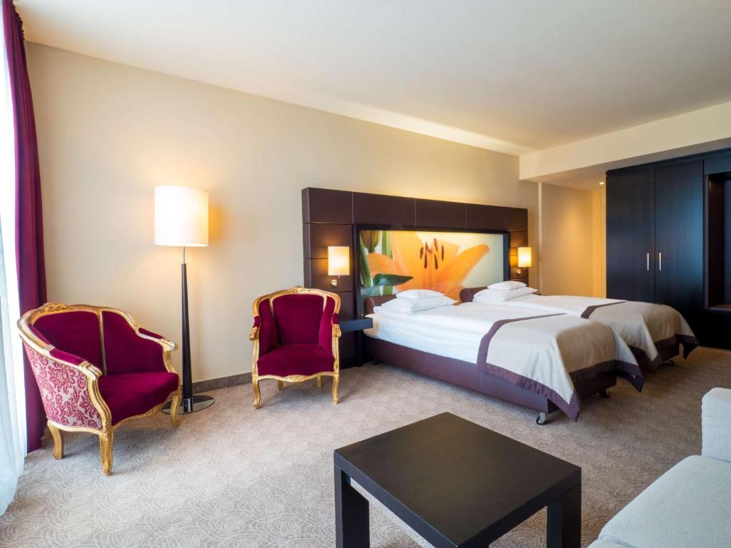 A bed or beds in a room at Lindner Hotel Vienna Am Belvedere, part of JdV by Hyatt