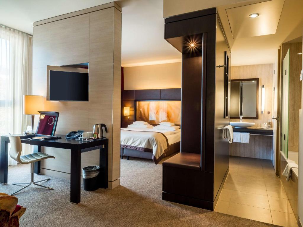 A bed or beds in a room at Lindner Hotel Vienna Am Belvedere, part of JdV by Hyatt
