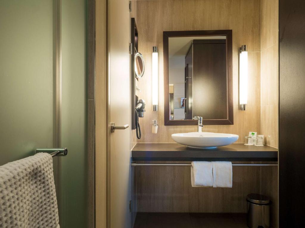 A bathroom at Lindner Hotel Vienna Am Belvedere, part of JdV by Hyatt