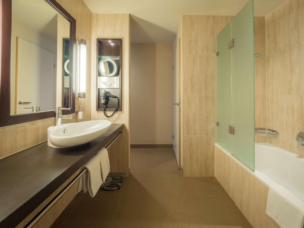 A bathroom at Lindner Hotel Vienna Am Belvedere, part of JdV by Hyatt