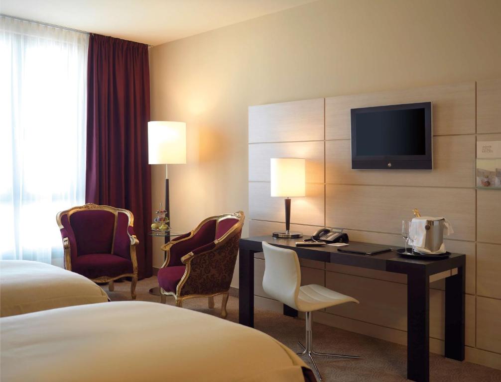 A television and/or entertainment centre at Lindner Hotel Vienna Am Belvedere, part of JdV by Hyatt