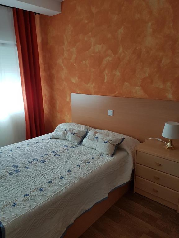 1 dormitorio con cama y ventana en Casa Camiño dos Faros, 