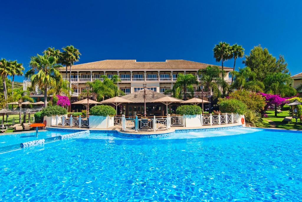 ein Resort mit einem großen Pool vor einem Gebäude in der Unterkunft Lindner Hotel Mallorca Portals Nous, part of JdV by Hyatt in Portals Nous