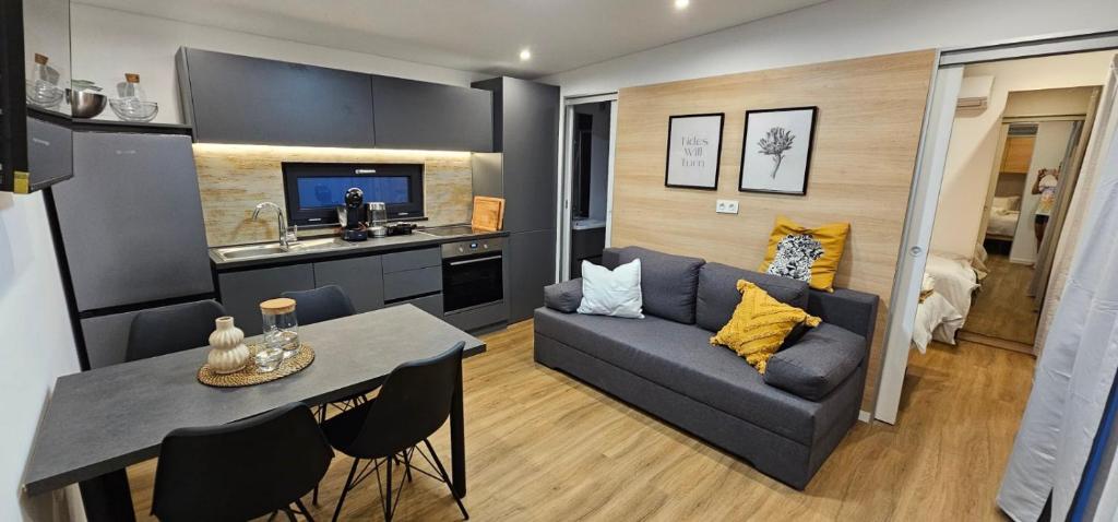 uma sala de estar com um sofá, uma mesa e uma cozinha em MH Holiday Dream - Morning Sun em Drage