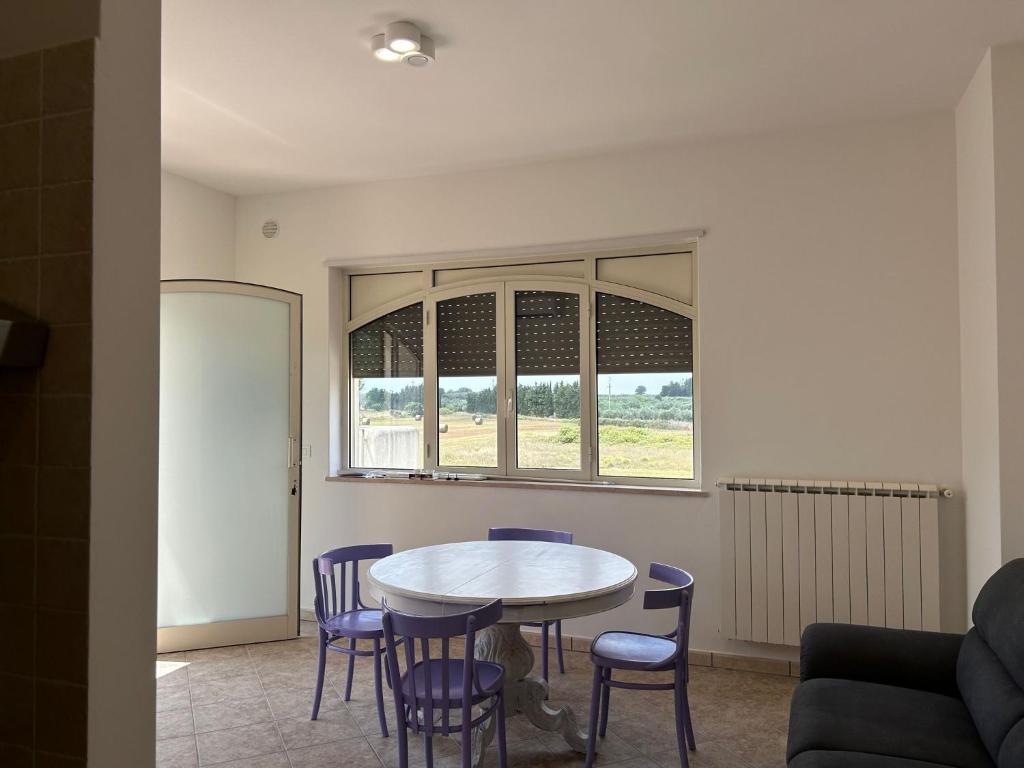 une chambre avec une table, des chaises et une fenêtre dans l'établissement Le casette di Marittima, à Marittima