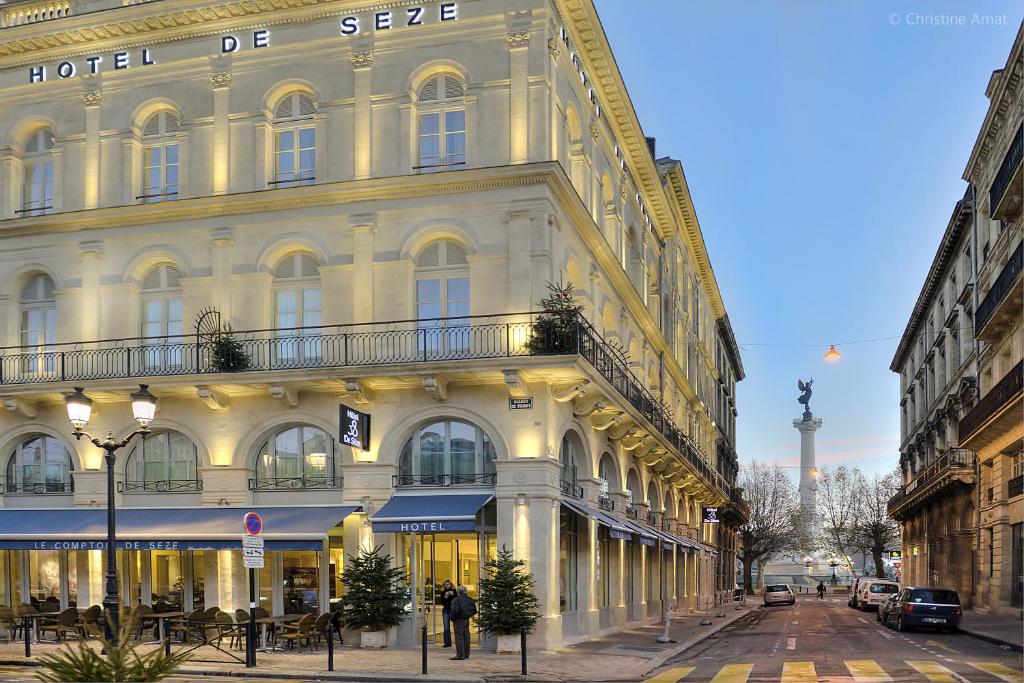 un grand bâtiment dans une rue d'une ville dans l'établissement Hôtel de Sèze & Spa Bordeaux Centre, à Bordeaux