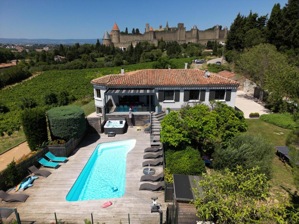 - une vue aérienne sur une maison avec une piscine dans l'établissement L'écrin de la Cité, Coeur de Vignes, à Carcassonne