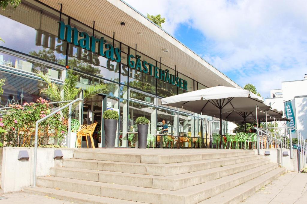 ein Restaurant mit einer Treppe vor einem Gebäude in der Unterkunft martas Gästehäuser Hauptbahnhof Berlin ehemals Jugendgästehaus in Berlin