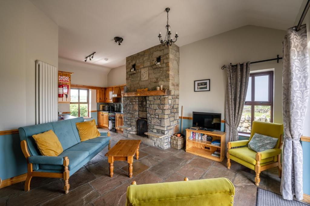 TV a/nebo společenská místnost v ubytování Creevy Cottages