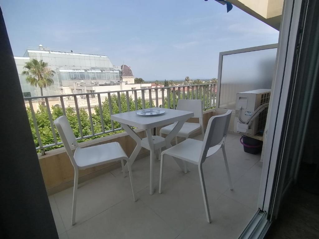 une table et des chaises sur un balcon avec vue dans l'établissement Résidence l'Emilia, à Hyères