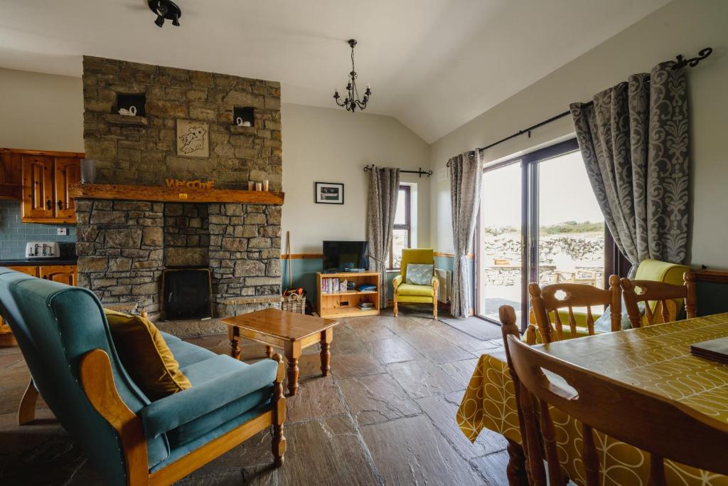 TV a/nebo společenská místnost v ubytování Creevy Cottages