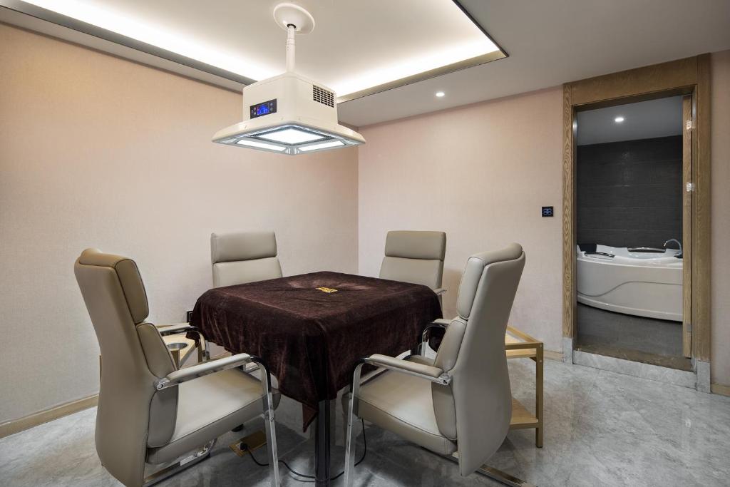 Morninginn, Phoenix Ancient City Tuojiang - Habitación Doble Deluxe Con Entretenimiento