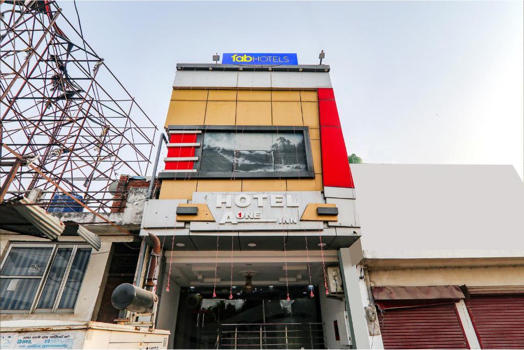 勒克瑙FabHotel A One Inn的一座酒店大楼，楼顶有招牌