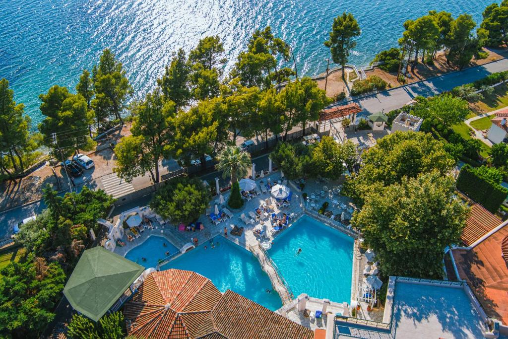 una vista sul tetto di una piscina accanto all'acqua di Acrotel Athena Pallas a Elia