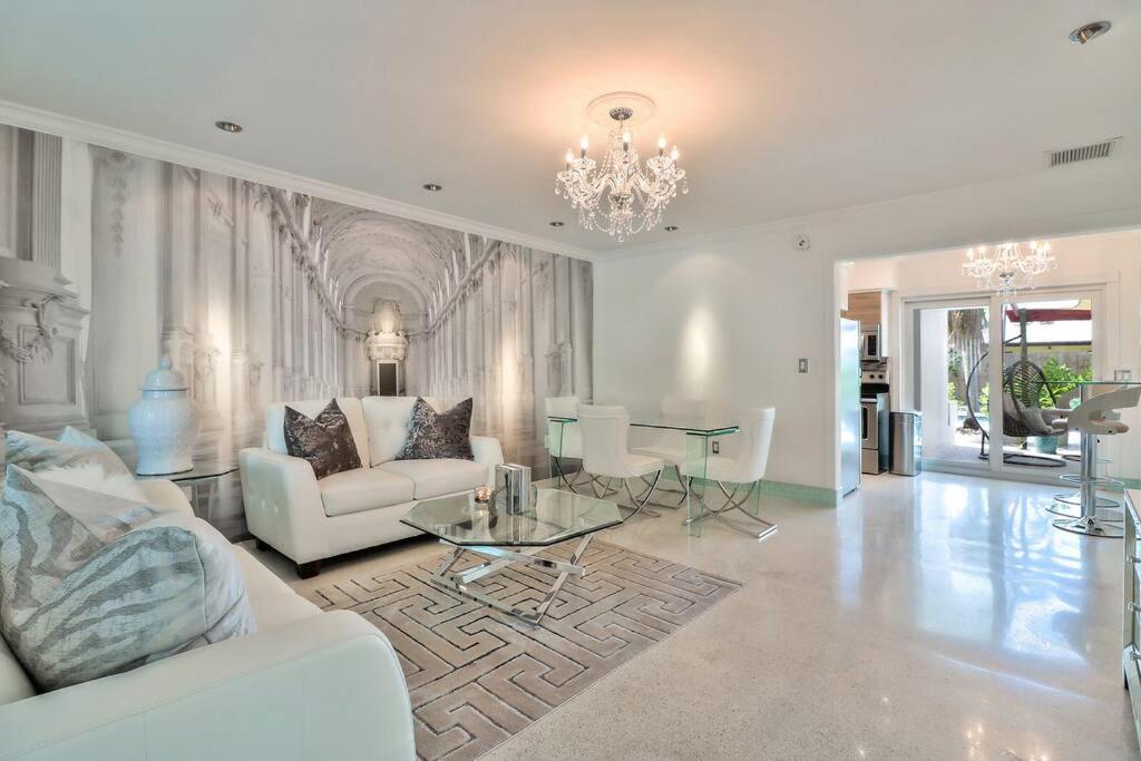 uma sala de estar com um sofá branco e uma mesa em Stunning 2bdr2bath Steps To The Beach em Fort Lauderdale
