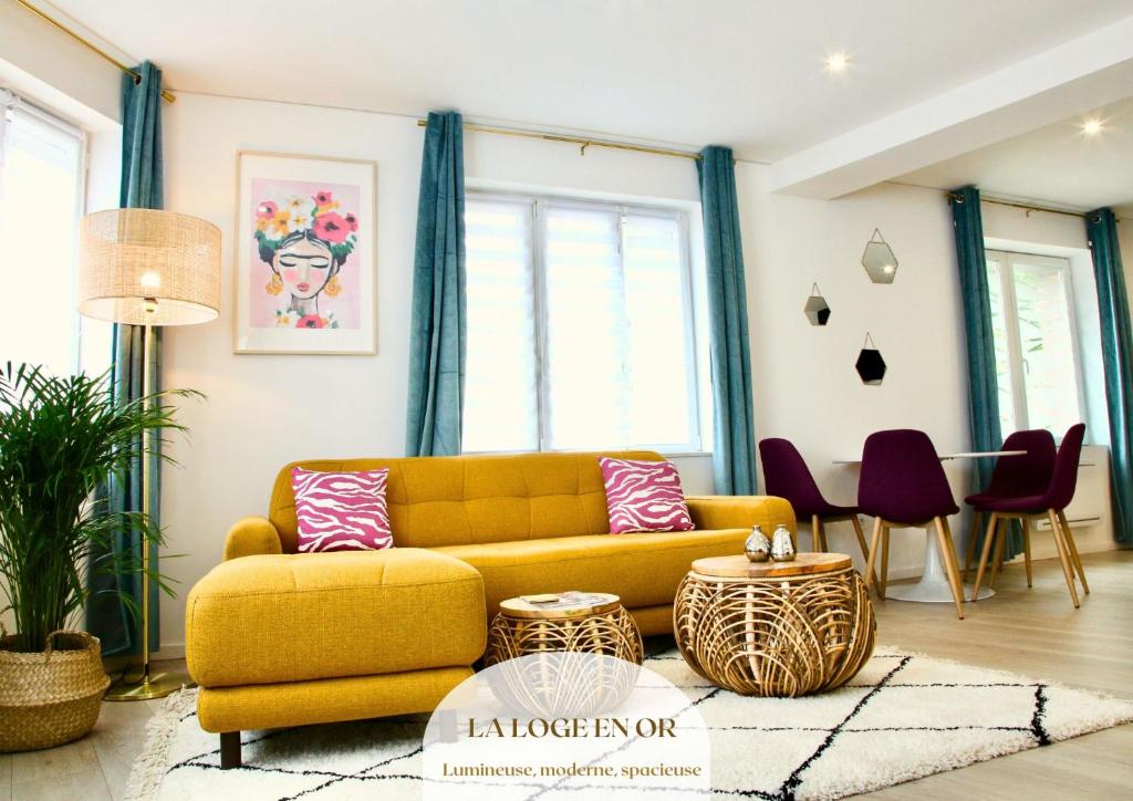 ein Wohnzimmer mit einem gelben Sofa und einem Tisch in der Unterkunft La Loge en Or - Parking public - Triplex - Proche centre et autoroute in Lens