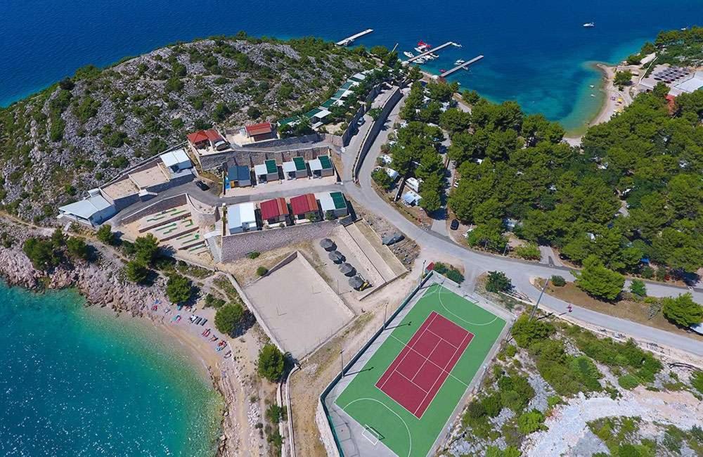 Příroda nedaleko prázdninového areálu