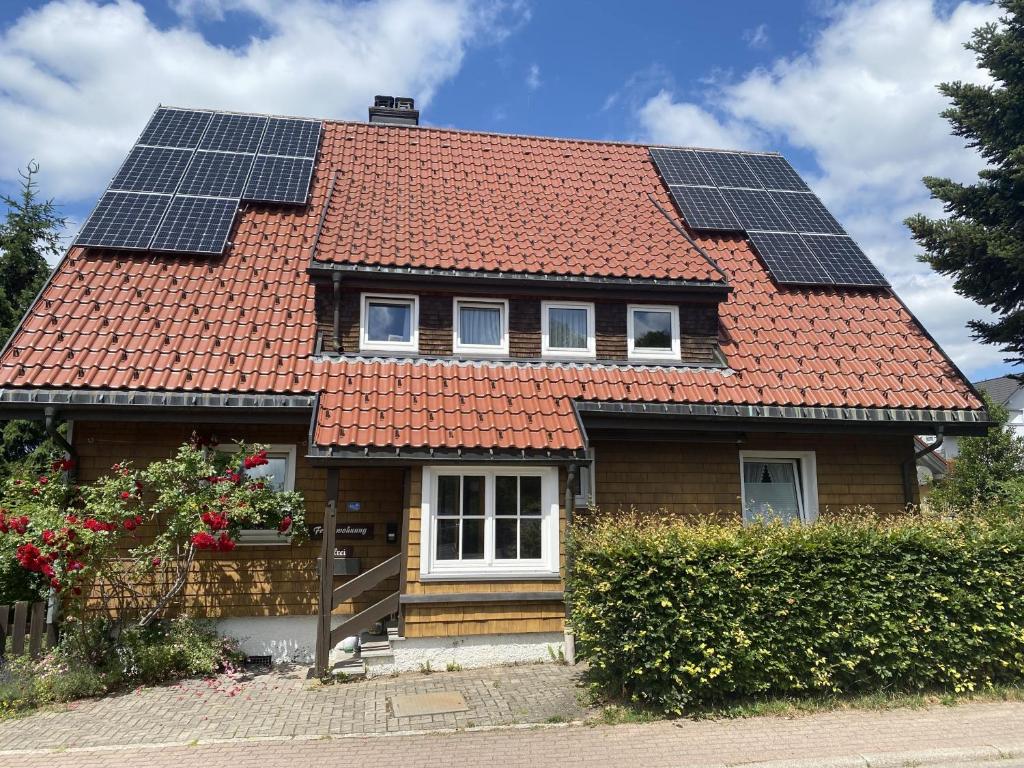 ein Haus mit Sonnenkollektoren auf dem Dach in der Unterkunft Hirschenhäusle in Sankt Märgen