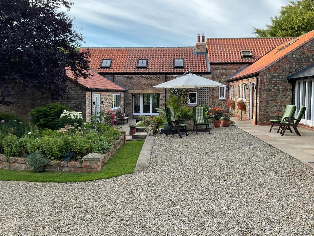 a courtyard of a house with a gravel driveway at Fox Hill in Brompton