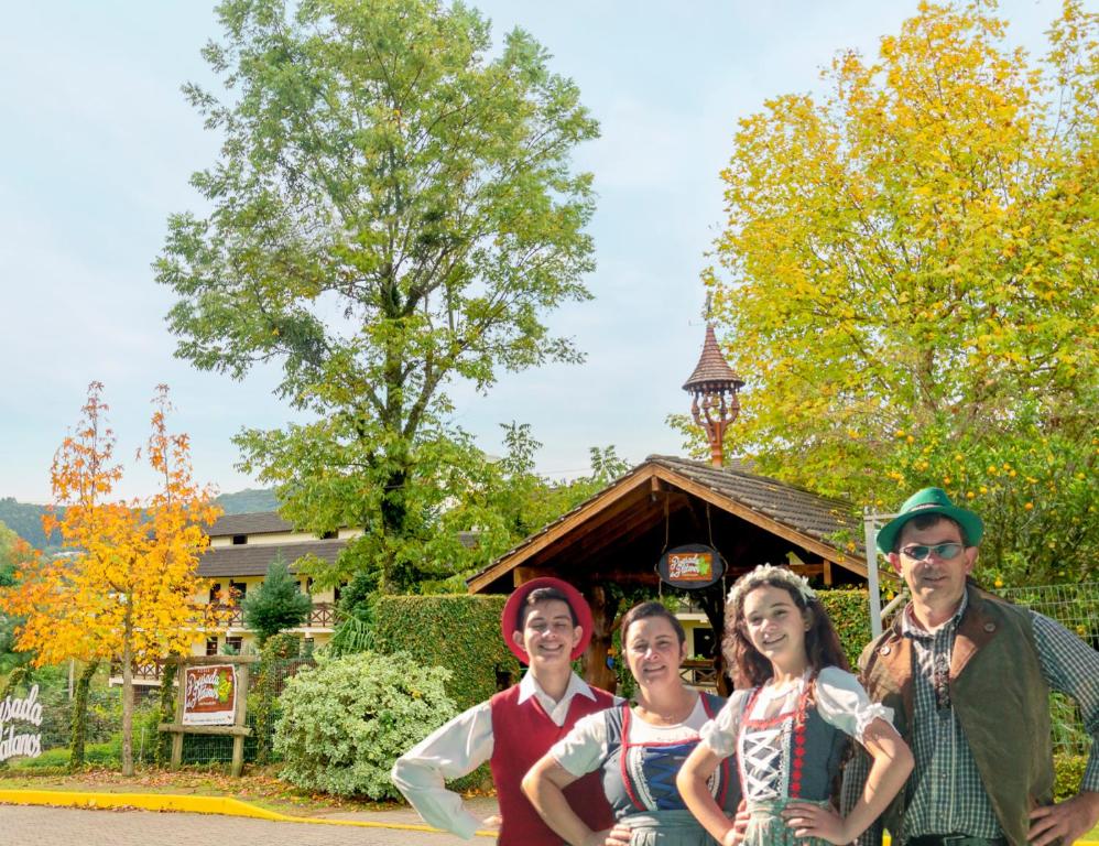 um grupo de pessoas em pé em frente a um edifício em Pousada dos Plátanos em Nova Petrópolis