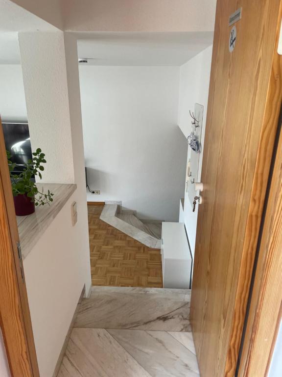 uma porta aberta para um quarto com um corredor com escadas em Friebert em Biberach an der Riss