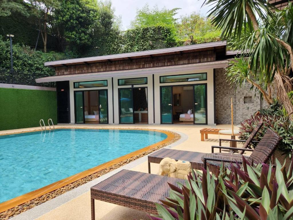 Swimmingpoolen hos eller tæt på Alaita Boutique Phuket