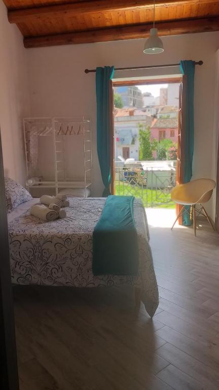 1 dormitorio con cama y ventana grande en Enzo'S Suite en Palermo