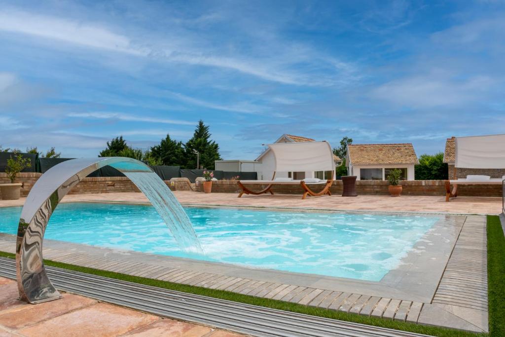 a swimming pool with a water fountain at Provence Birtok in Decs