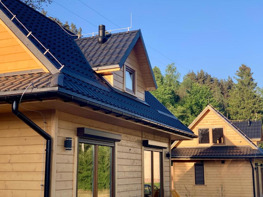 uma casa com um telhado de metal em cima em Domki Na Szlaku em Milówka