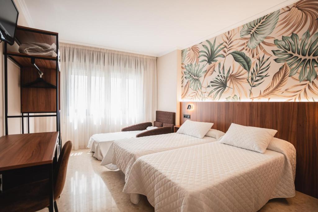 A bed or beds in a room at Hotel Xunqueira