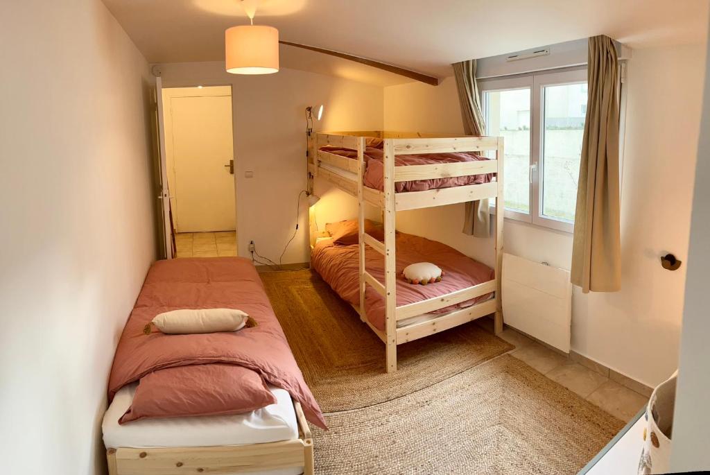 Postel nebo postele na pokoji v ubytování La Maison - Ambleteuse - Vue sur Mer et Jardin