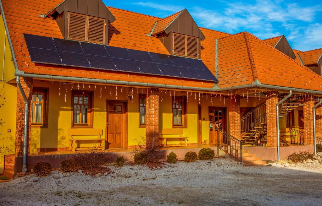 una casa con paneles solares en el techo en Nosztalgia Vendégház, en Zalaegerszeg