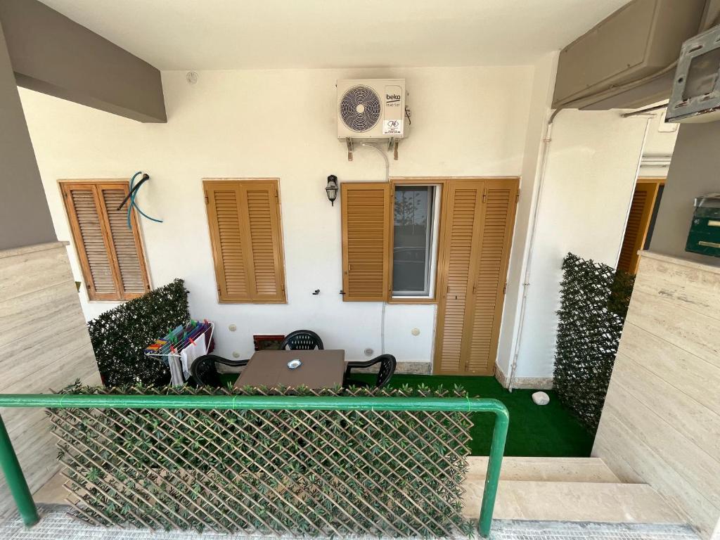 a house with a green fence in front of it at Mare fuori in Bari