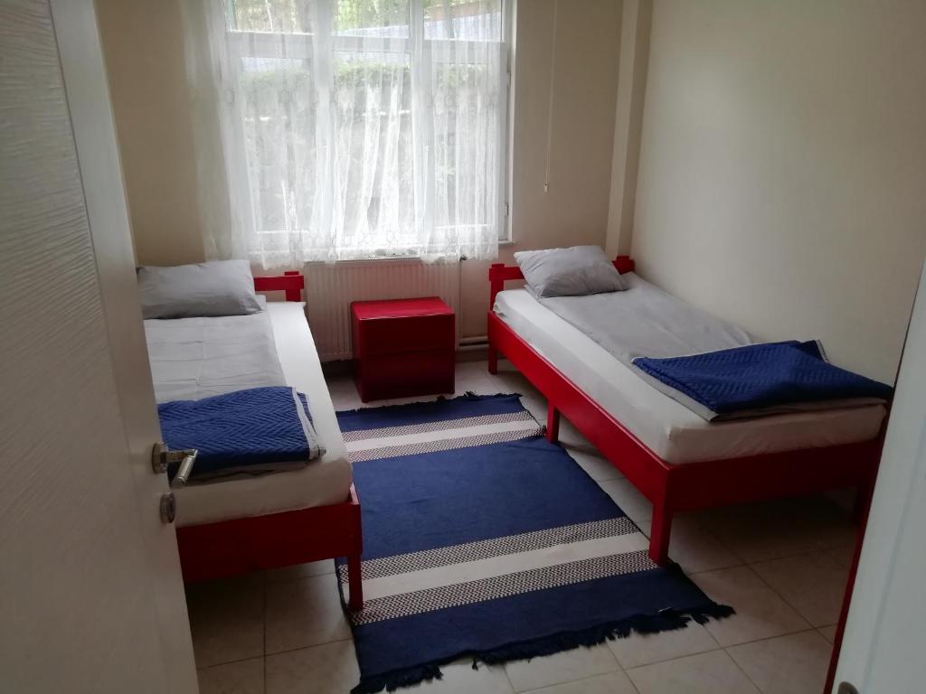 2 Betten in einem kleinen Zimmer mit Fenster in der Unterkunft Sakin ev Cittaslow Sea Inn in Perşembe