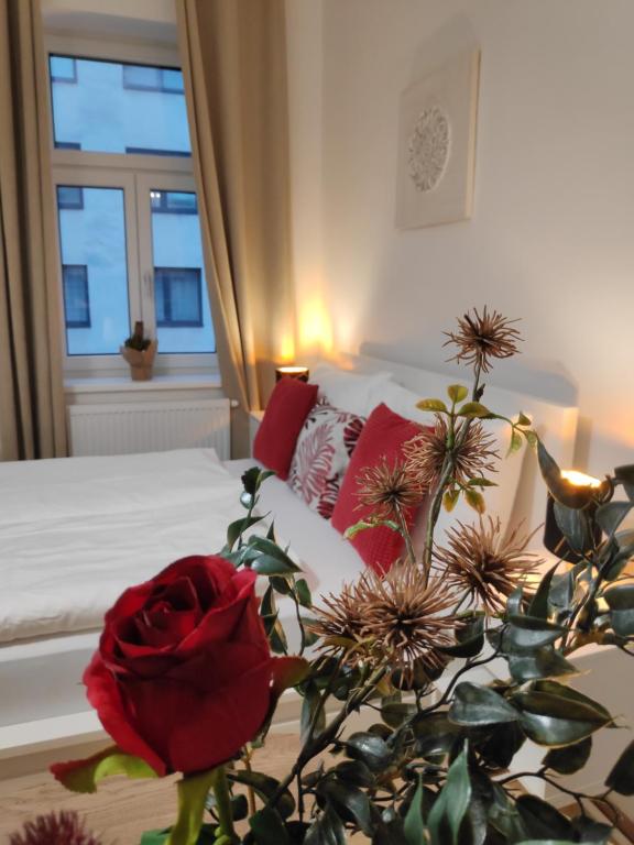- une chambre avec un lit orné d'une rose rouge dans l'établissement Humboldt Feel Good Apartments, à Vienne