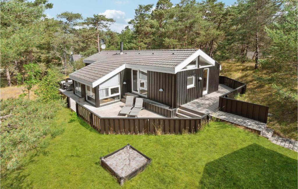 een uitzicht op een klein huisje op een gazon bij Gorgeous Home In Nex With Kitchen in Vester Sømarken