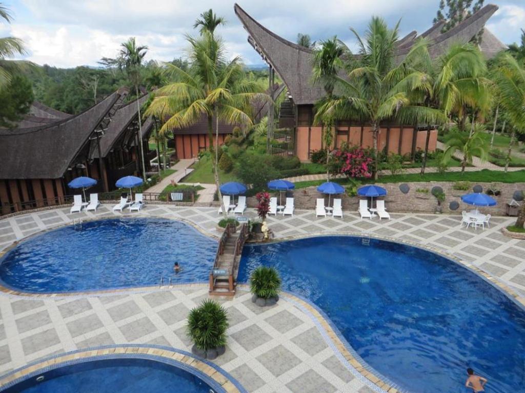 uma vista superior de uma piscina num resort em Toraja Heritage Hotel em Rantepao