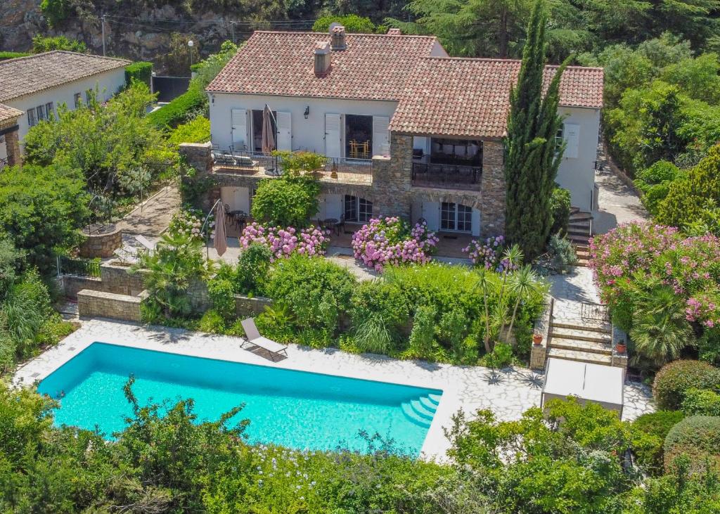 une vue aérienne d'une maison avec piscine dans l'établissement Villa Bohème, à Saint-Tropez