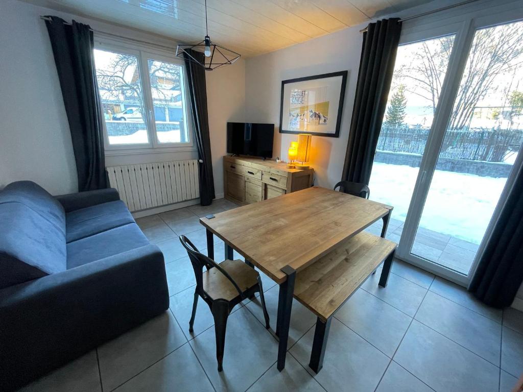 Appartement Valloire, 3 pièces, 6 personnes - FR-1-263-86にあるシーティングエリア