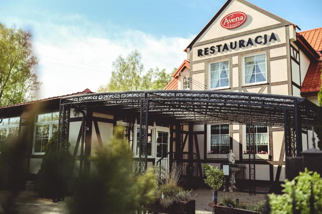 un edificio con un cartello per un ristorante di Zajazd Avena a Krokowa