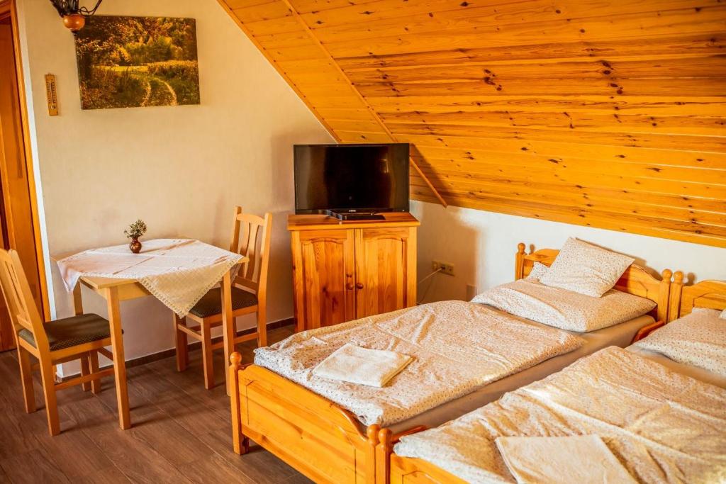 Postel nebo postele na pokoji v ubytování Nosztalgia Vendégház