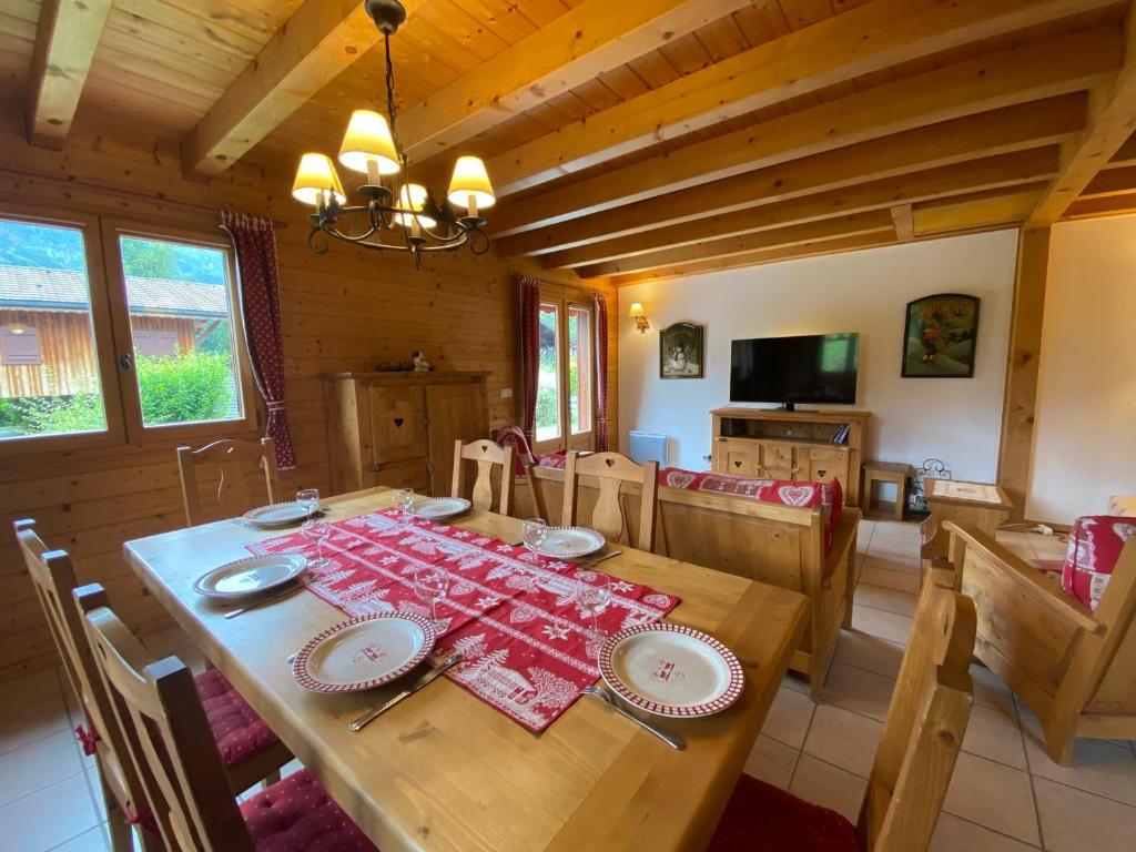 - une salle à manger avec une table dans une cabine dans l'établissement Chalet calme et spacieux, proche village, navette ski, jardin, animaux acceptés, parking privé - FR-1-624-66, à Samoëns
