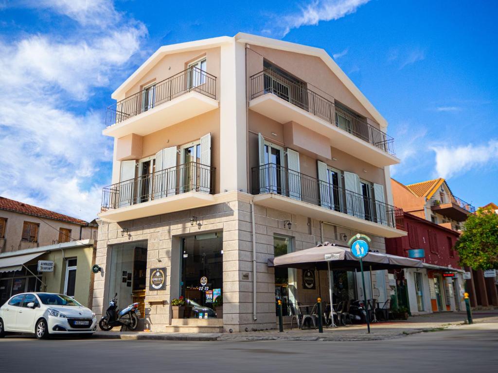 um edifício numa rua com um carro estacionado na frente em Dionysia Premium Suites em Argostoli