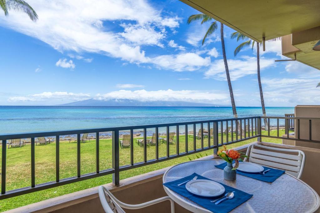 カハナにあるPaki Maui 105の海の景色を望むバルコニー(テーブル付)