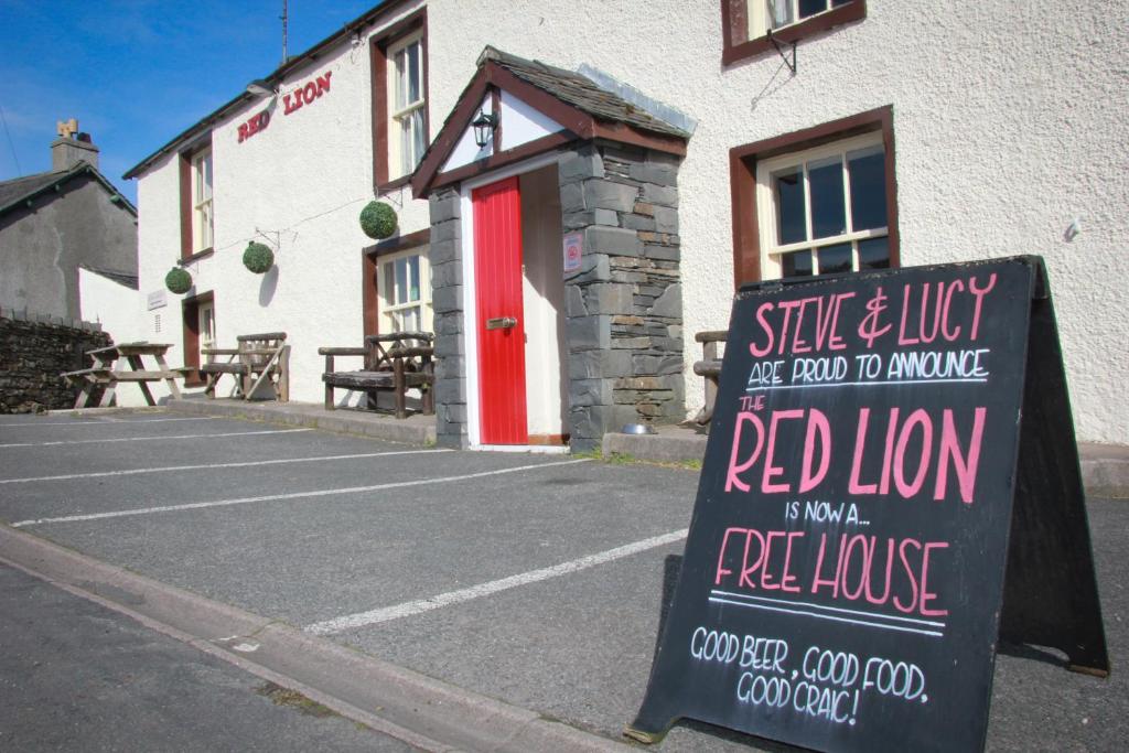 un cartel en la calle frente a un edificio en The Red Lion, en Lowick Green