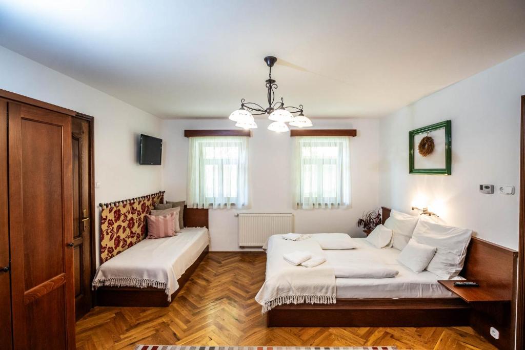 Postel nebo postele na pokoji v ubytování Oszter-ház Kékkút