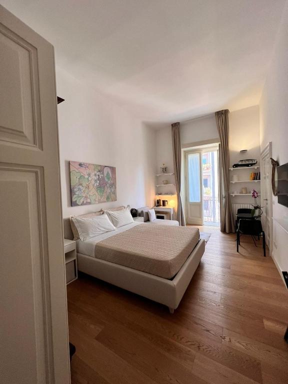 1 dormitorio con 1 cama grande en una habitación en B&B 102, en Taranto