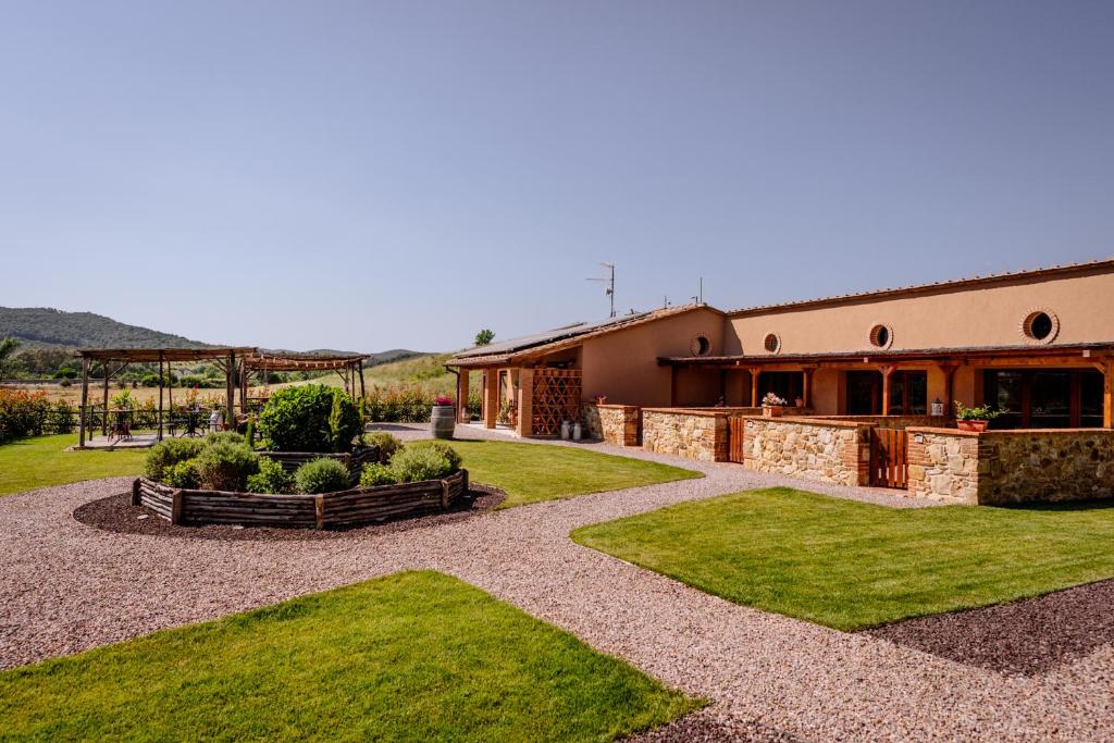 a house with a garden and a playground at Agriturismo Giù al Pozzo in Gavorrano