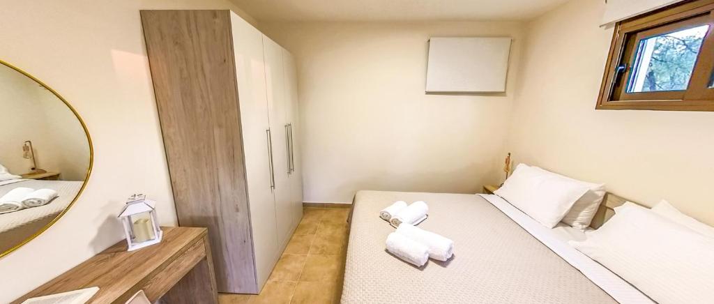 Postel nebo postele na pokoji v ubytování Natura Suites